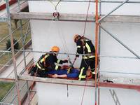 Übungen zur Höhenrettung der Feuerwehr Leipzig - GTM Gerüstbau